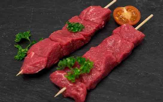 2 Brochettes de canard et pruneaux lardés