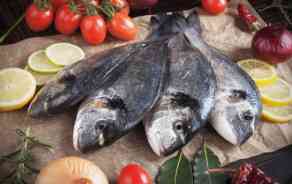 Poisson entier Daurade royale écaillée et vidée