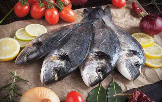 Poisson entier Daurade royale écaillée et vidée (grande)